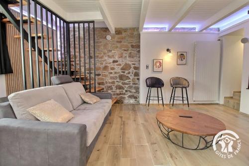 Ein Sitzbereich in der Unterkunft Manoir de kerloscant