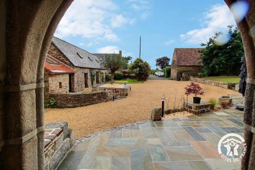 Ein Garten an der Unterkunft Manoir de kerloscant