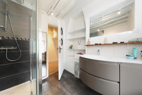 a bathroom with a shower and a sink at Maison exception climatisation parking - Proche aéroport Roissy CDG, Paris, parc Astérix, Chantilly, Stade de France in Orry-la-Ville