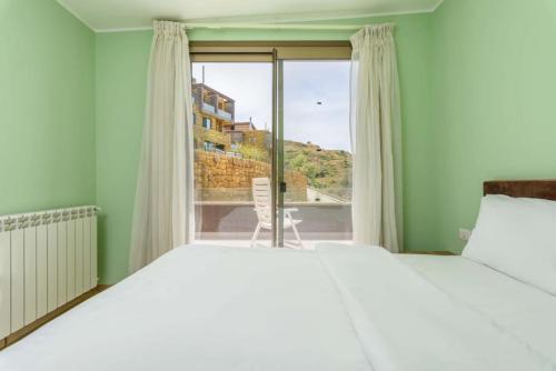 Postel nebo postele na pokoji v ubytování RedRock Faqra - Mountain Getaway Residences W Pool & Balconies
