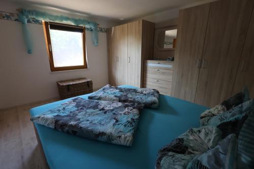 une chambre avec deux lits et un canapé dans l'établissement Cottage Sächsische Schweiz, à Pirna