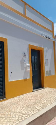 Skynest 61 Faro Airport Guest House