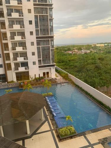 a view of a swimming pool on top of a building at The Mactan Beach Condo Staycation in Punta Engaño