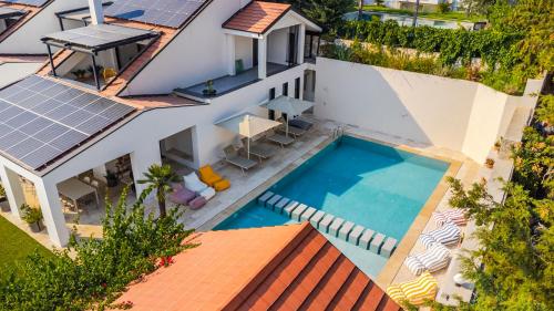 Villa 16 Dhërmi by PikHost