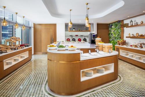 Køkken eller tekøkken på Hilton Dubai Creek Hotel & Residences