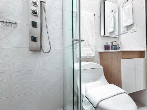 Et badeværelse på Fee4Me cosy flat near Neomundo