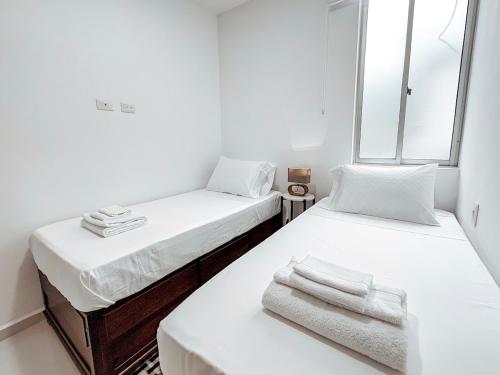 En eller flere senge i et værelse på Fee4Me cosy flat near Neomundo