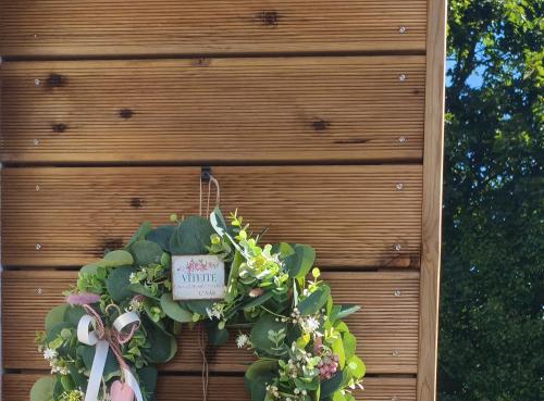a wreath of green plants on a wooden wall at Srnčí vrch in Batňovice
