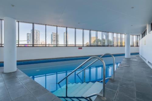 a swimming pool with a view of the city at ☆of Southbank☆Light filled apartment☆HUGE private terrace with city views☆Parking☆Pool☆Gym☆WiFi in Melbourne
