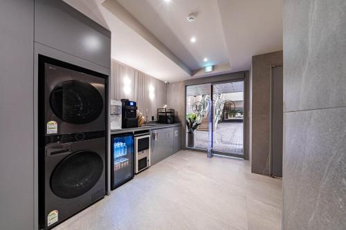 a kitchen with a washer and dryer in a room at Yongin IPPDA Petite in Yongin