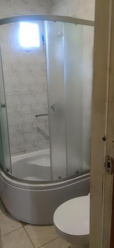 Un baño con ducha, inodoro y bañera. en Pumpuri apartment, en Jūrmala