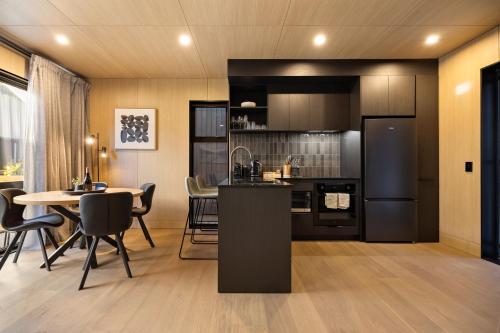 Køkken eller tekøkken på Te Awa Luxury Villa Queenstown