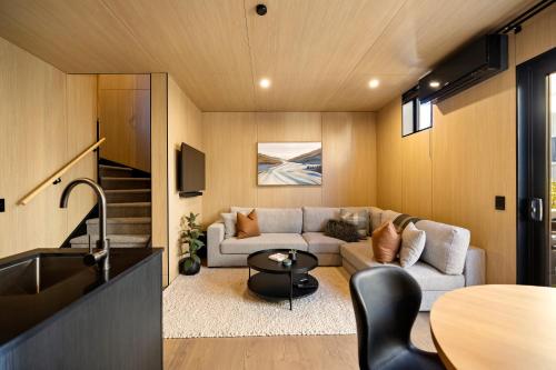 Et opholdsområde på Te Awa Luxury Villa Queenstown