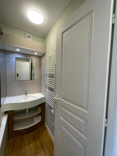 Ένα μπάνιο στο Newly renovated flat on the slopes