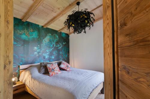 a bedroom with a bed with a blue and green wall at Wellness-Gästehaus in Says mit Whirlpool und Sauna in Ober-Says
