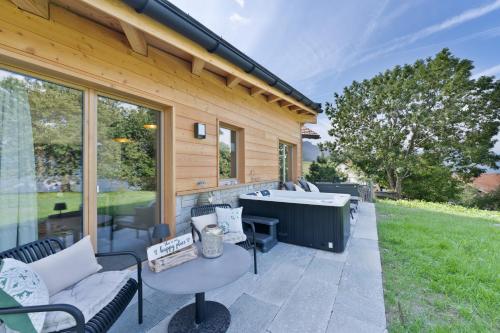a patio with a tub and a table and chairs at Wellness-Gästehaus in Says mit Whirlpool und Sauna in Ober-Says