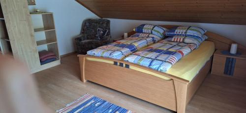 a small bedroom with a bed and a chair at Ferienwohnung Ingrid in Radmer an der Hasel