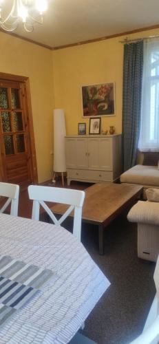 Una sala de estar con una mesa de centro y un sofá en Pumpuri apartment, en Jūrmala