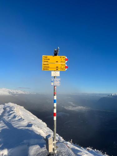 a sign on the top of a snow covered mountain at Wellness-Gästehaus in Says mit Whirlpool und Sauna in Ober-Says