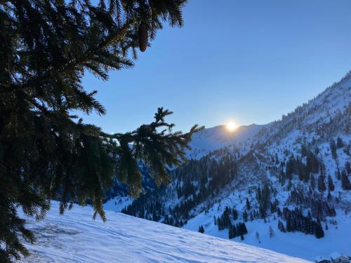 a view of the sun rising over a snow covered mountain at Wellness-Gästehaus in Says mit Whirlpool und Sauna in Ober-Says