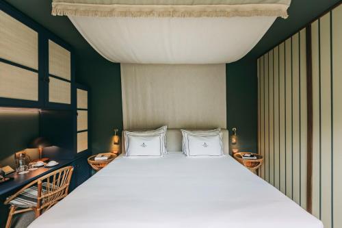 a large bed in a room with green walls at Torel Terra Brava in Angra do Heroísmo
