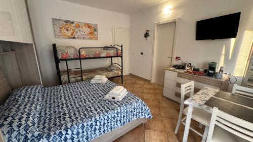 a small bedroom with a bed and a desk at L'11 Affittacamere in Borghetto Santo Spirito
