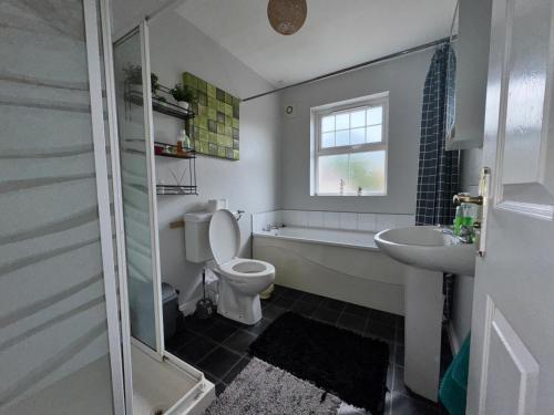 Vannituba majutusasutuses Cozy Room in Quiet Cul-de-Sac Near City Centre