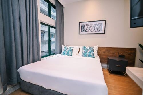 Un pat sau paturi într-o cameră la Kingston Hotel 4 - TRX