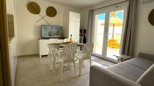 Μια τηλεόραση ή/και κέντρο ψυχαγωγίας στο SETE EVASION Jardin, Parking privé gratuit, Climatisé, Wi-Fi, à 5mn plage, tout Confort