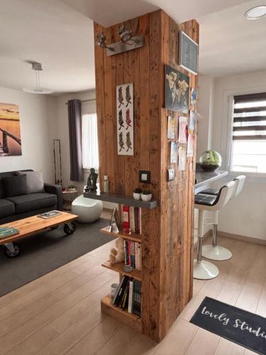 un soggiorno con una grande mensola in legno di Lovely Studio Cannes a Cannes