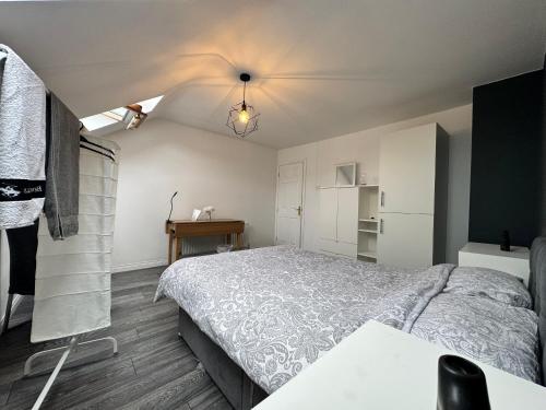 Voodi või voodid majutusasutuse Cozy Room in Quiet Cul-de-Sac Near City Centre toas