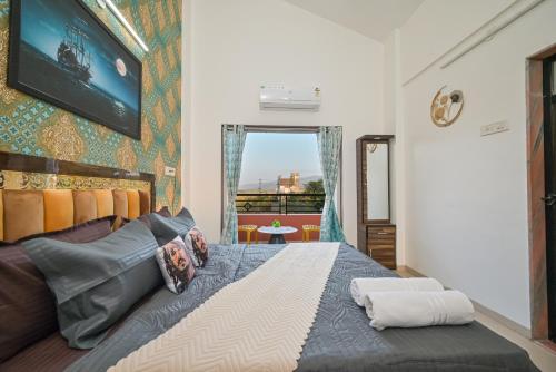 Katil atau katil-katil dalam bilik di ll EMPYREAN STAY ll LUCIFER VILLA ll 2BHK ll AC ll PRIVATE POOL ll WIFI ll
