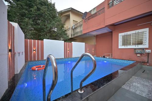 Kolam renang di atau dekat dengan ll EMPYREAN STAY ll LUCIFER VILLA ll 2BHK ll AC ll PRIVATE POOL ll WIFI ll