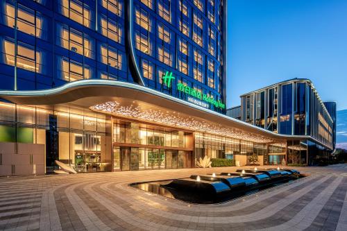 a building with a bunch of benches in front of it at Holiday Inn Fuzhou Exhibition Center in Fuzhou