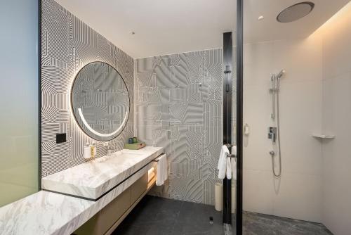 a bathroom with a sink and a mirror at Holiday Inn Fuzhou Exhibition Center in Fuzhou