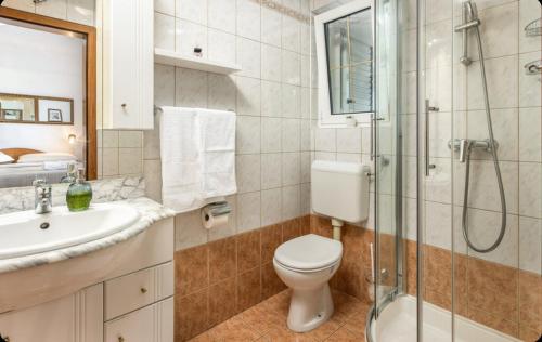 a bathroom with a toilet and a shower and a sink at Villa Ana Apartman s kuhinjom i pogledom na more in Selce