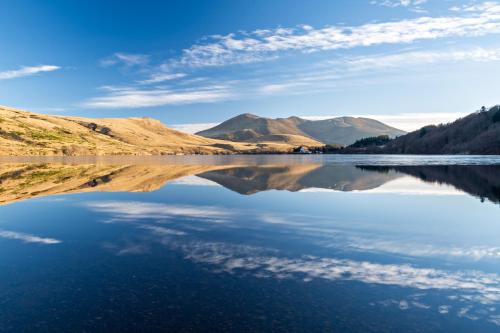 a view of a lake with mountains in the background at Auberge du lac de Guéry in Le Mont-Dore