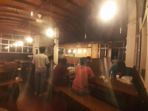 Επισκέπτες που μένουν στο The Options Beach Inn Colombo