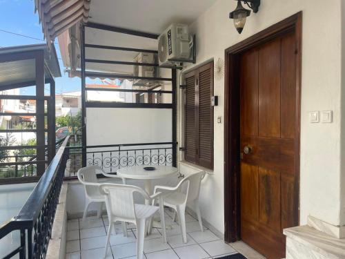 Central Charming Apartment in Paralia Ofriniou, 50m from the Beach, Free Parking, Wi-Fi, Pet-Friendly, AC