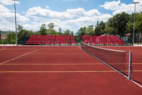 Instalaciones para jugar a tenis o squash en FoRest Međugorje o alrededores