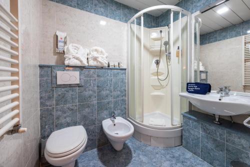 a bathroom with a toilet and a shower and a sink at La Villa - Sure Hotel Collection by Best Western in Ivrea