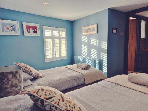 Letto o letti in una camera di Unique & Stylish Town House in Central Cheltenham