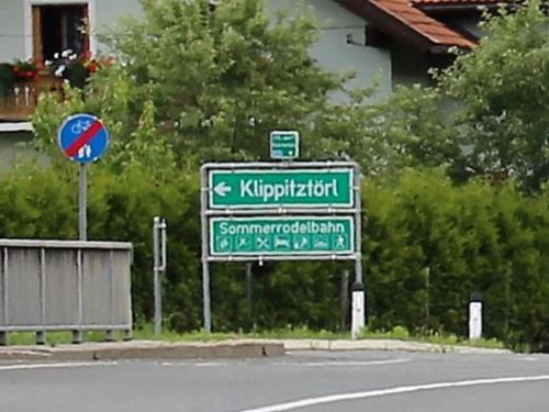 a street sign on the side of a road at Chalet in Kalchberg near Klippitztörl Ski in Bad Sankt Leonhard im Lavanttal