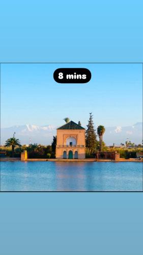 a picture of a house in the middle of water at Appartement Marrakech à 5 min de l'Aéroport in Hbl Hmid