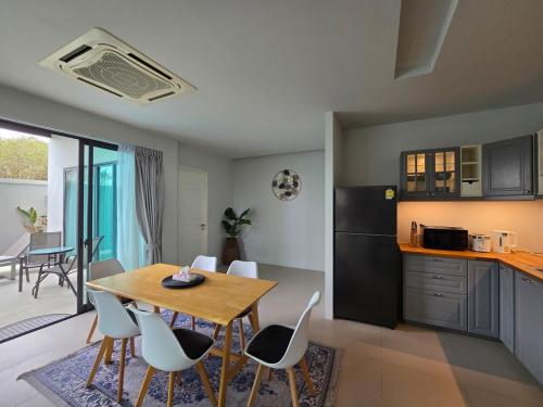 Kuchyň nebo kuchyňský kout v ubytování Bangtao Family 3 Bedroom Villa