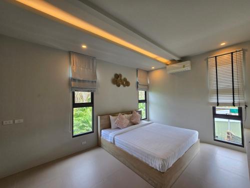 Postel nebo postele na pokoji v ubytování Bangtao Family 3 Bedroom Villa