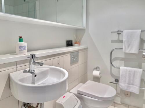 Bilik mandi di Central 1-Bed Apt Gym & Pool 5min to Harbour