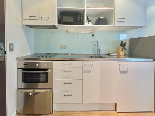 Dapur atau dapur kecil di Central 1-Bed Apt Gym & Pool 5min to Harbour