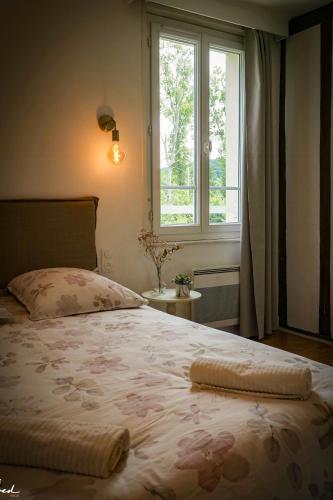 Ένα ή περισσότερα κρεβάτια σε δωμάτιο στο Charming House By The Seine In Normandy