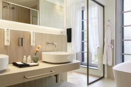 ein Badezimmer mit Waschbecken und Spiegel in der Unterkunft Cuna Milano in Mailand